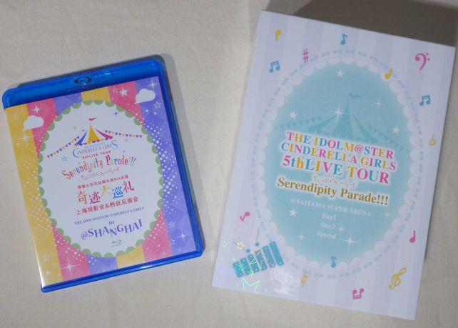 右の5thライヴSSA本編は、光が当たると☆が浮かび上がるケース仕様