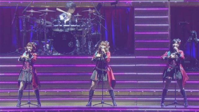 アニメの主人公グループ3人がセンターにいると締まる