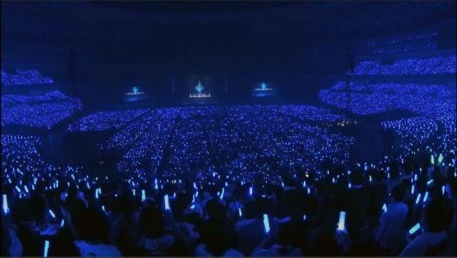 会場は美波のカラー蒼一色