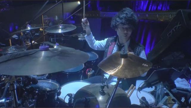 実は後ろで演奏中スティック回しをしていた山本真央樹(右のグリップが物語る)