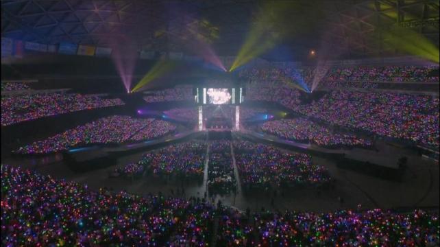 こういうメインステージから十字に通路が4方のサテライトステージに伸びるセット