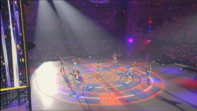 同心円状の輪が描かれたステージは...