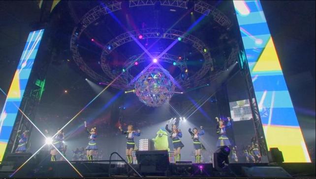 巨大ミラーボールと、それを支える電光柱