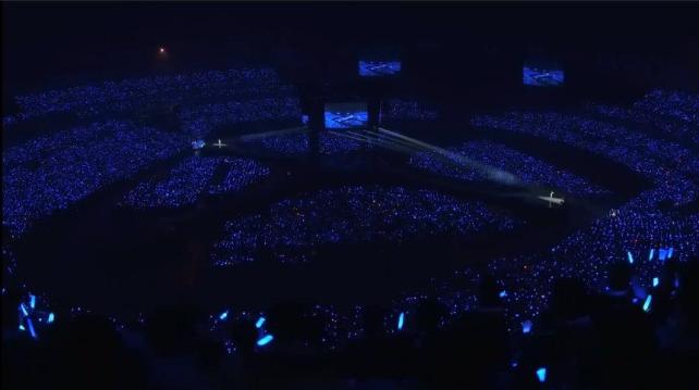 二人の位置はこのポジション(左右のスポットライトが当たったサテライトステージ)