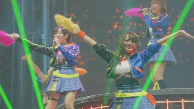 歌う3人以外もお立ち台でジュリ扇振り回してた