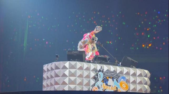 自分もみんなの仲間だ!とPになったことをスマホを見せてカミングアウトする