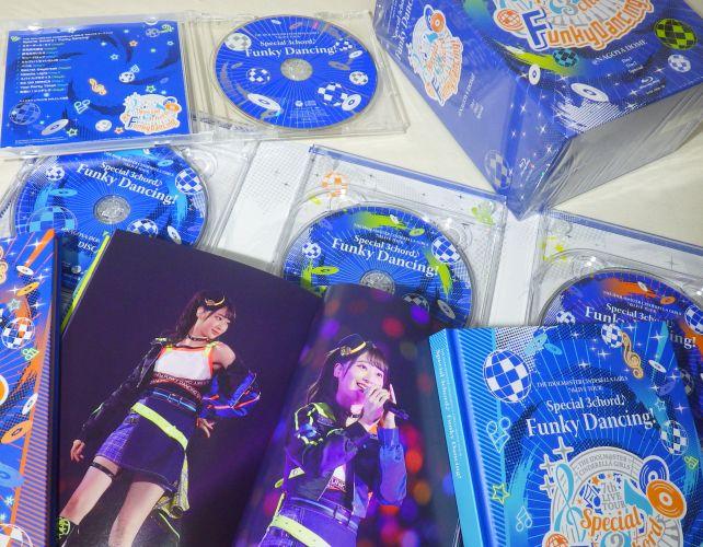 赤基調の「」に対して、こちらは青基調