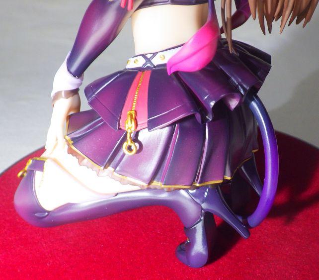 スカートのファスナーの造形などにこだわりを感じる