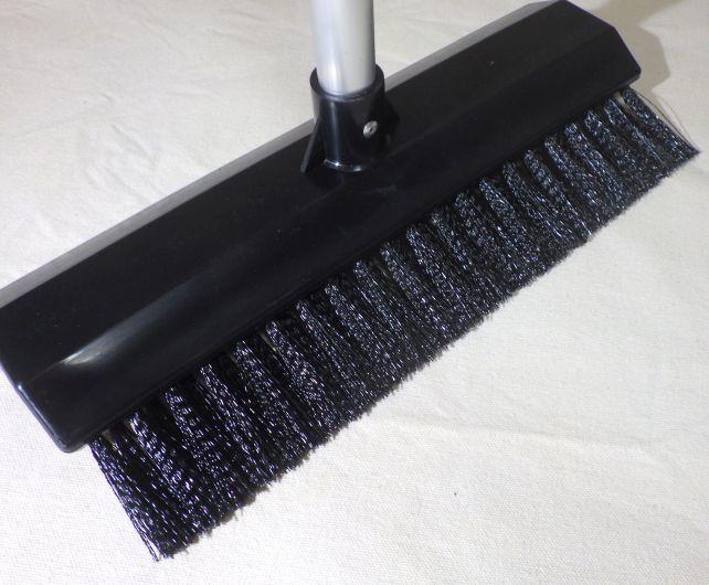 粉雪を落とすためのブラシ