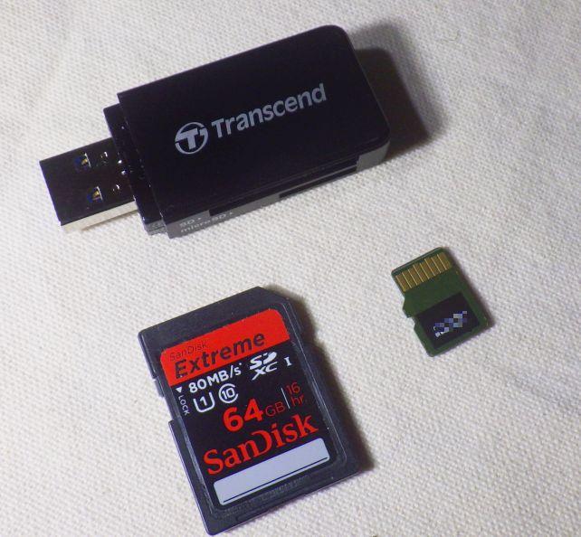 ....カードを挿す向きは、フルサイズとmicroで逆になる