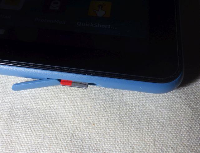 microSDカードスロットは、横持スタイルで本体下部。ちなみにカバーは外さないとアクセスできない。