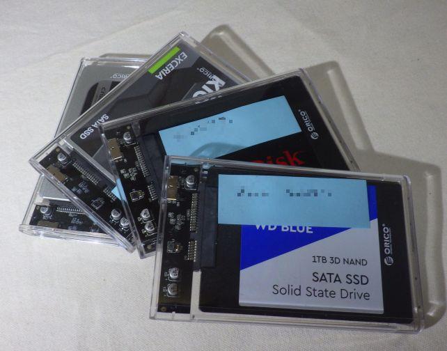 透明のケースは中のSSDが見えるし、内容書いた付箋を貼り付けておいてもわかりやすい