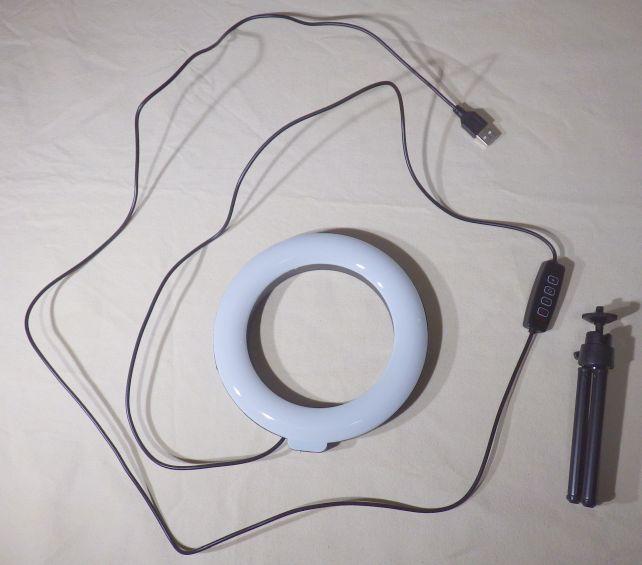 ケーブル長は2m弱あり、必ずしも給電USB口が直近でなくても良い