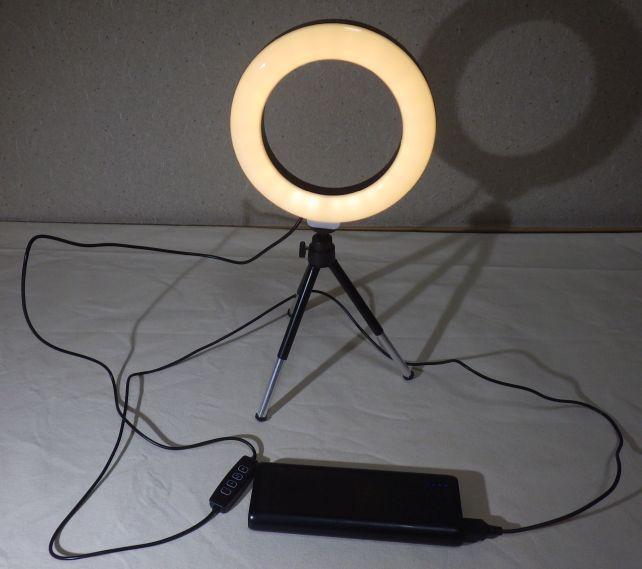 一方最低まで光量を落とすと電球色は結構ムーディ