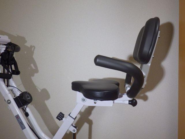 座席はママチャリ風の水平と...