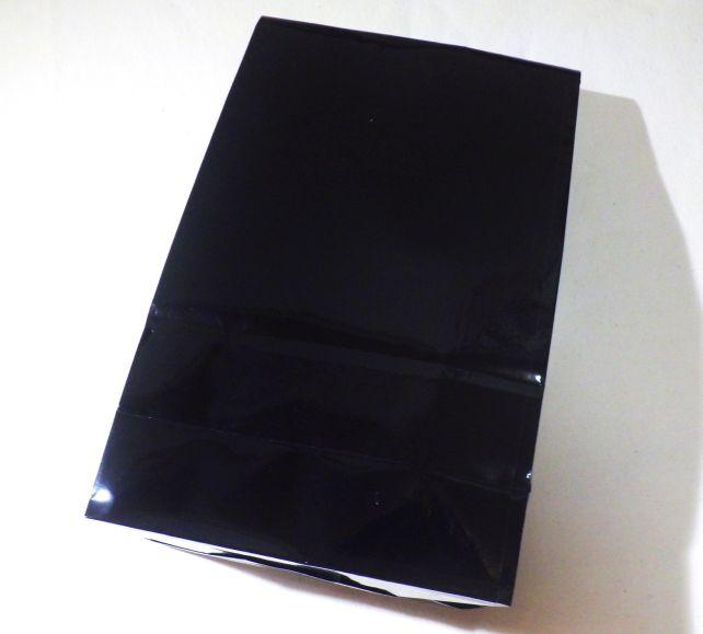 そっけない黒の袋で到着