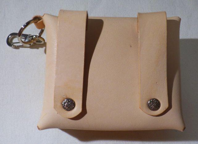 フックとベルト通し(固定)がついている