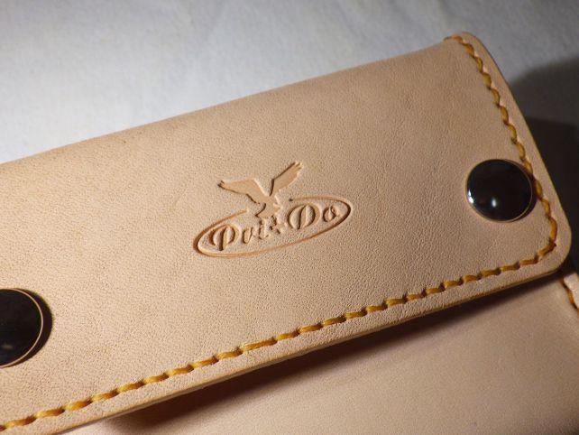 のロゴが型押しされる