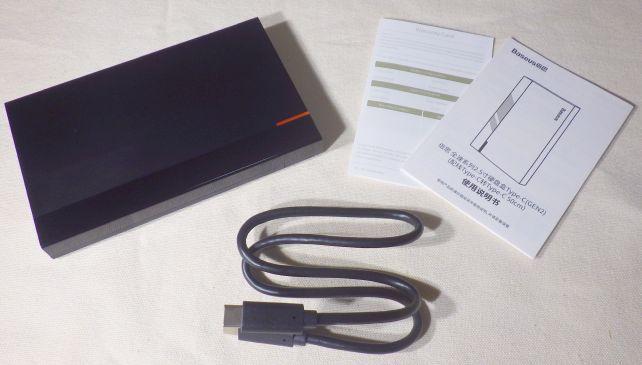 内容は本体とType-C⇔Type-Cケーブル、説明書類