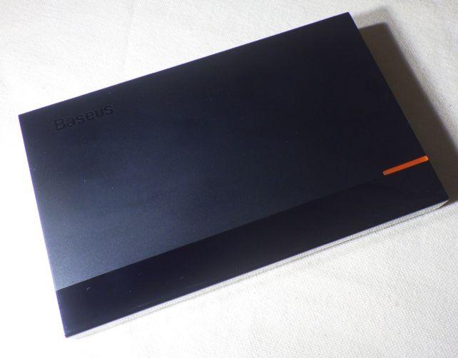 写真写りが良いので高級っぽく見えるが、質感はプラスチッキー