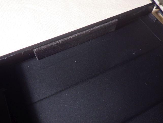 ドライブのがたつき防止のクッションはサイドにある