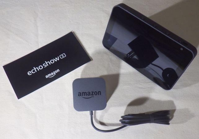 同梱物はこれだけ。ACアダプターはケーブルとは一体式