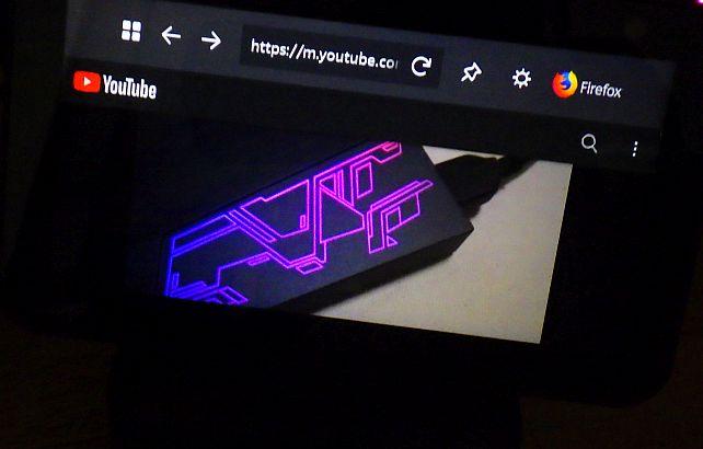 画面は小さいけどスマホで観ていると思えば...