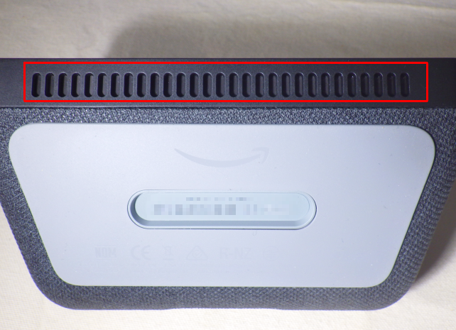 Echo Show 5の裏。ここのスリットから音が出る。