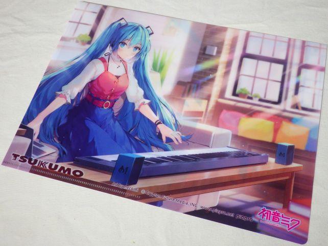 MIKUスピーカーを繋いだキーボードを弾いているミク