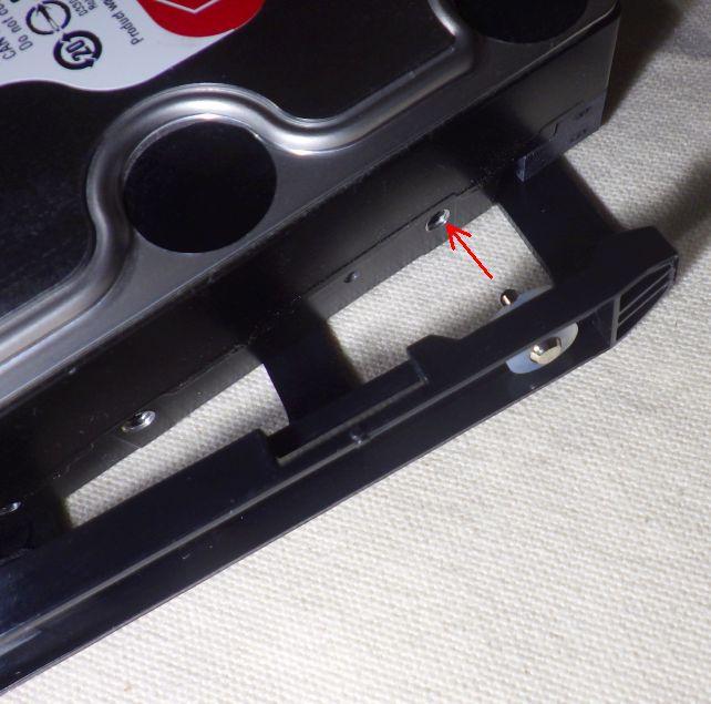 プラトレーを押し広げて、このピンをネジ穴に入れるだけ