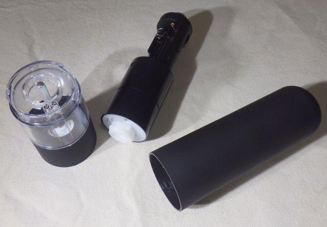 左のミル部と電池・モーター部の分離はまっすぐに力で引き抜く