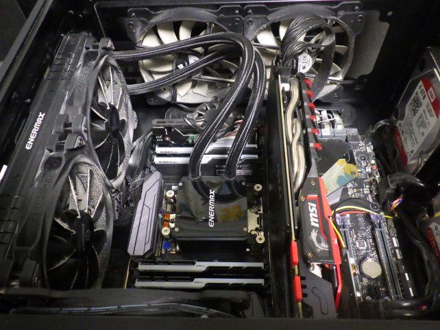 汚れてんな~(写真では上側がPC前面、左側がPC上面)