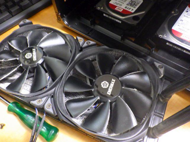 まず、簡易水冷のノイズが出ているファンを摘出