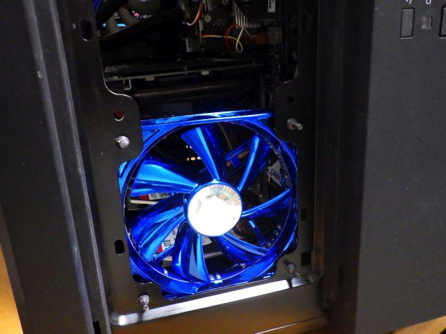ふたつ140mmファンがついていたスペースに、120mmファンを3つつける