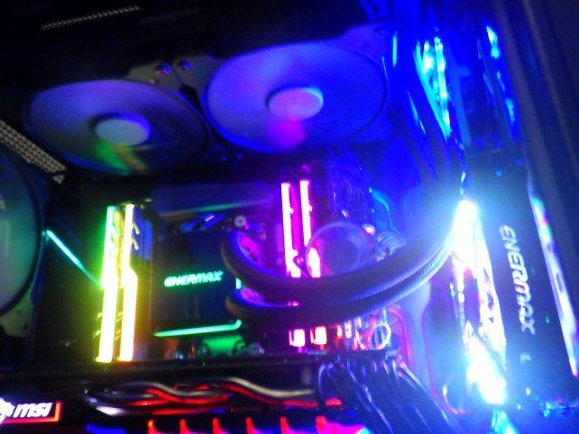 サイドカバー閉めると見えんが、サイドのも光る(透過する)