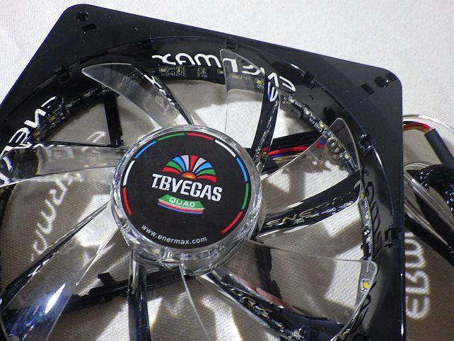 サイドのENERMAXの彫り込みや、ハンパないLEDの組み込み数で、ハデ目の発光がうかがえる