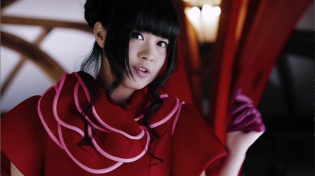 深紅の衣装、襟の形が特徴的