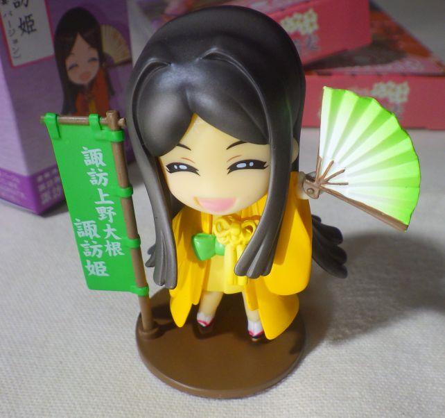 大根っぽく?扇は白~緑のグラデ、台座は土色になっている。