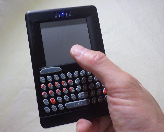 右手(利き手)一本である程度の操作ができる