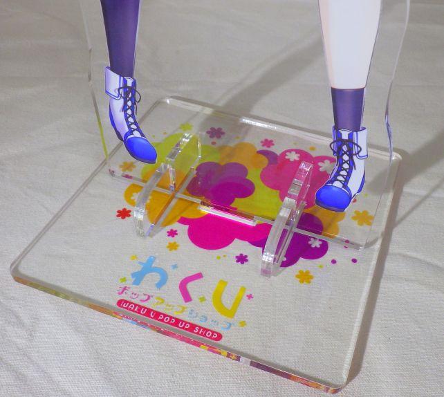 台座には出演した「わくわく!VTuberひろば」の略称「わくV」が。