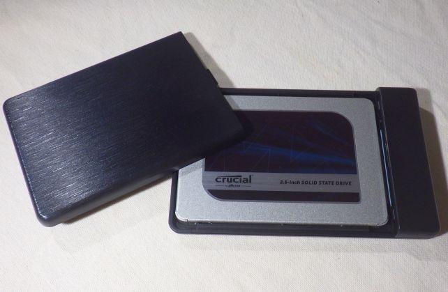 ぱっと見ヘアライン調で高級感ありそうだが、実物はプラスチッキー