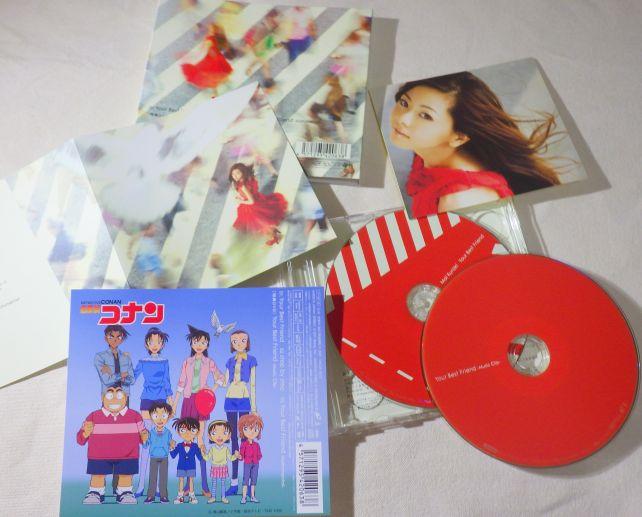 赤いドレスの麻衣にだけピントが合った幻想的な写真のジャケットと、コナンのキャラクターの差し込みとの差が...w