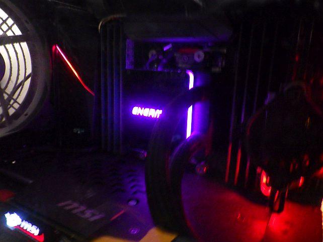 簡易水冷が構築時よりは光るので、多少は華があったが...