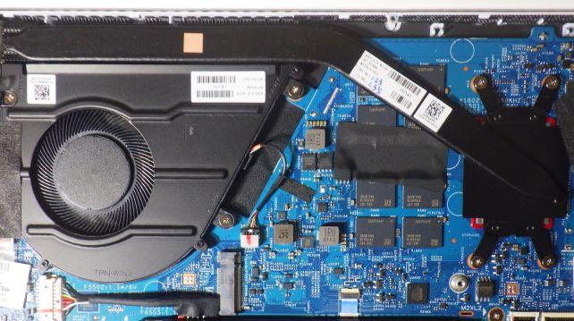 今回、この冷却機構は外さなかったが、左の薄型ファンの下にCPUがあるはず