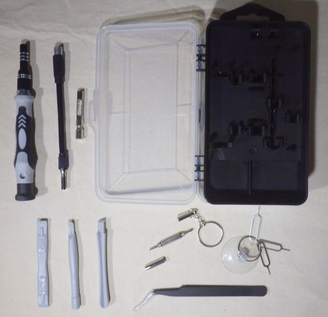 左下の三種の隙間こじ開けの工具()が有用