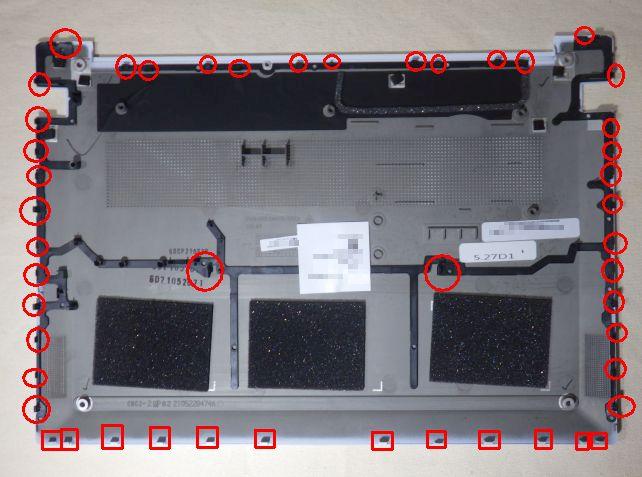 先ず外した後の画像だが、周囲だけでなく中心部にもツメとガイドがある