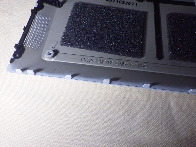 手前側(キーボード側)の白いツメは材質が違って外しづらい