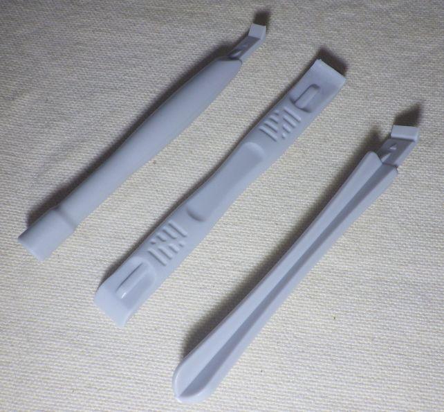 この隙間こじ開けの工具(プラスチックプライツール)が有用