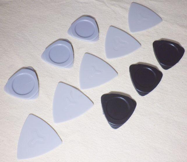 これが活躍。真ん中の大きくて薄いヤツで割りはじめ、左右のやや厚めのでこじる