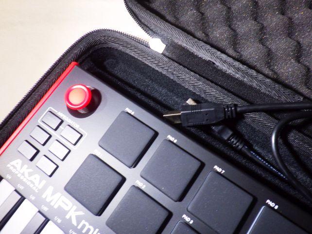 うしろ(ヒンジ?)側に、USBケーブル入れられる溝がある